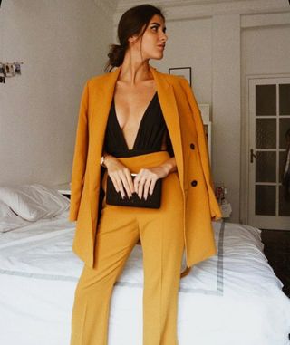 Traje mostaza Zara de segunda mano por 79,9 EUR en Úbeda en WALLAPOP