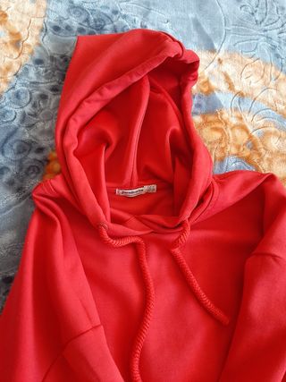 Sudadera roja Stradivarius de segunda mano por 5 EUR en Barcelona en  WALLAPOP