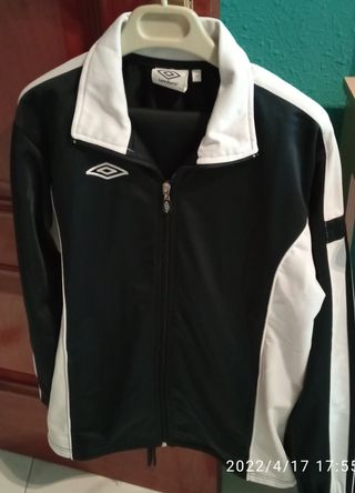 Chándal Umbro de segunda mano por 30 EUR en Olesa de Montserrat en WALLAPOP