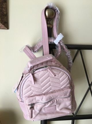 Mochila Pull and Bear rosa palo a estrenar de segunda mano por 10 EUR en  Lugo en WALLAPOP