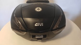 Topcase Baúl GIVI V47 de 47 litros con cojín Givi de segunda mano por 180  EUR en La Cala del Moral en WALLAPOP