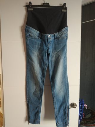 Vaqueros pre-mamá HM de segunda mano por 5 EUR en Santa Fe en WALLAPOP