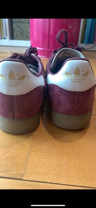 Zapatillas Adidas Gazelle burdeos de segunda mano por 39,95 EUR en Madrid  en WALLAPOP