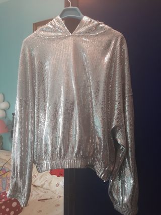 Sudadera de lentejuelas de Zara de segunda mano por 10 EUR en Córdoba en  WALLAPOP