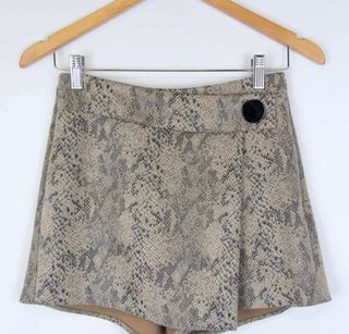 Falda pantalón serpiente ZARA de segunda mano por 11 EUR en Madrid en  WALLAPOP