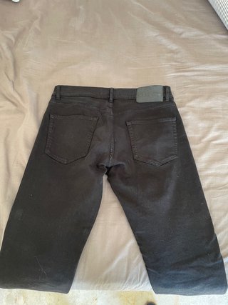 Pantalón vaquero negro hombre zara de segunda mano por 10 EUR en Valencia  en WALLAPOP