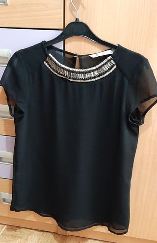 CAMISA NEGRA BÁSICA CON ADORNO PLATEADO - ZARA de segunda mano por 6 EUR en  Villa en WALLAPOP