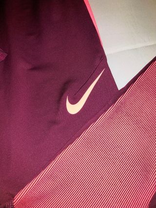 Pantalón chico largo chándal Nike talla M granate de segunda mano por 18  EUR en Blanes en WALLAPOP