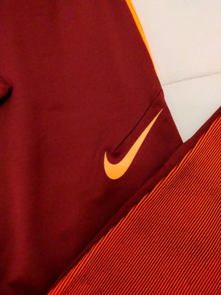 Pantalón chico largo chándal Nike talla M granate de segunda mano por 18  EUR en Blanes en WALLAPOP