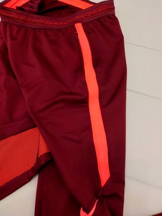 Pantalón chico largo chándal Nike talla M granate de segunda mano por 18  EUR en Blanes en WALLAPOP