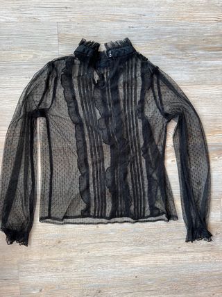 Blusa encaje negro Zara de segunda mano por 8 EUR en Barcelona en WALLAPOP