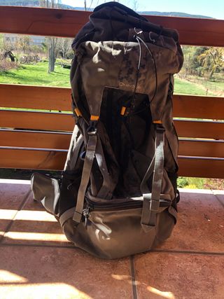 Zaino da trekking Decathlon da 60 litri seconda mano per 30 EUR su Vilassar  de Dalt su WALLAPOP