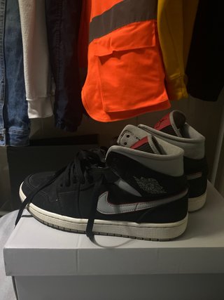 Nike Jordan 1 mid de segunda mano por 80 EUR en Fuenlabrada en WALLAPOP