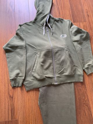 Chandal Nike con capucha de segunda mano en WALLAPOP