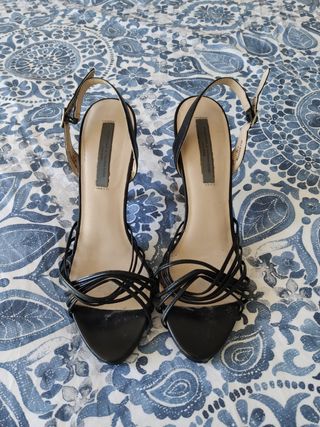 Sandalia negra tacón Mango. Talla 38 de segunda mano por 15 EUR en  Carretera del Km. 17,500 Al 22,600 Madrid-Colmenar Viejo en WALLAPOP