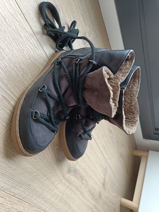 Botas cuña interior negras con borreguito de segunda mano por 25 EUR en  Getxo en WALLAPOP