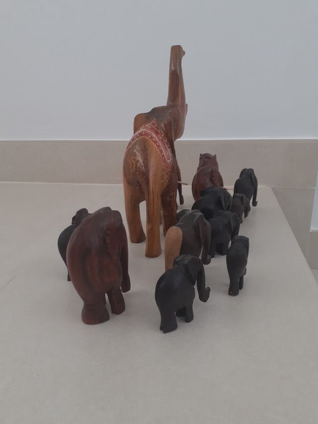 conjunto de 14  elefantes madera. decoración 