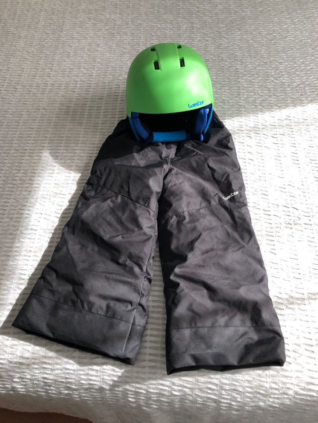 Casco de esquí y patalón de nieve