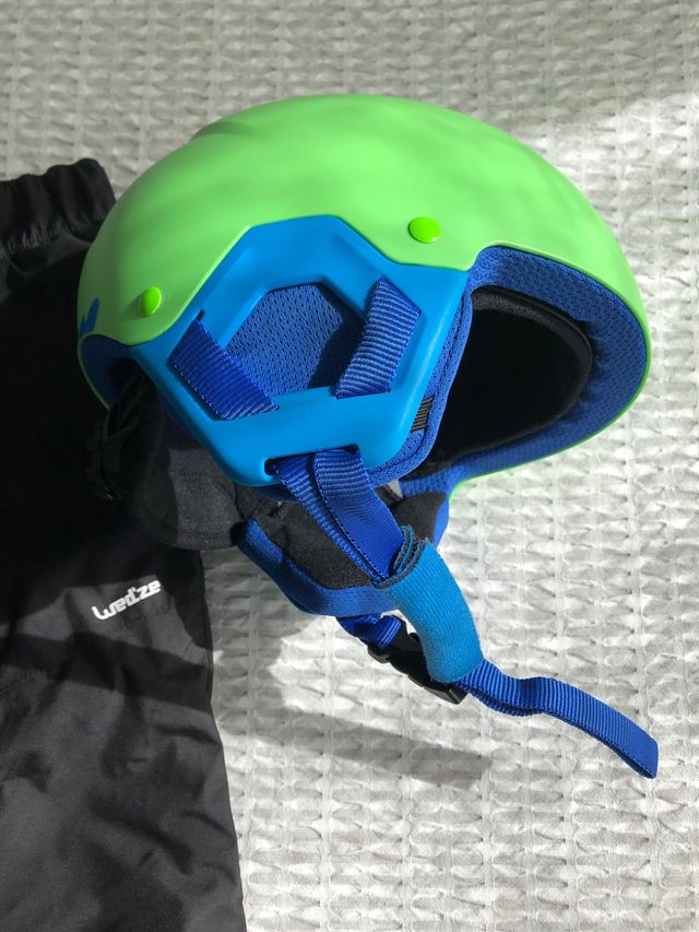 Casco de esquí y patalón de nieve