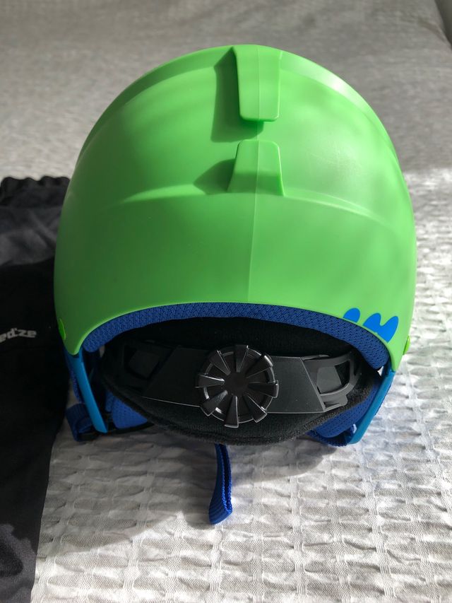 Casco de esquí y patalón de nieve