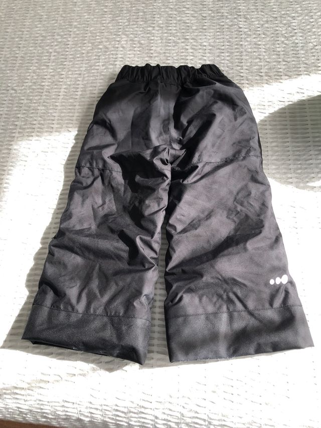 Casco de esquí y patalón de nieve