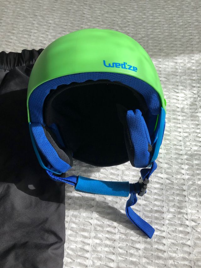 Casco de esquí y patalón de nieve