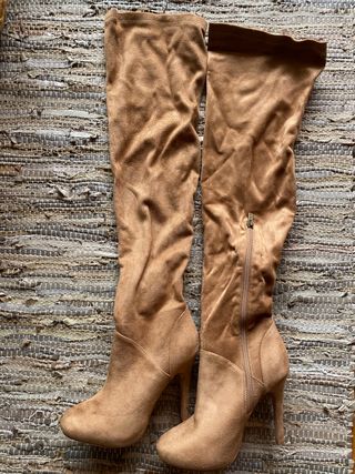Botas mosqueteras de ante marrón - Número 38 de segunda mano por 10 EUR en  Sant Cugat del Vallès en WALLAPOP