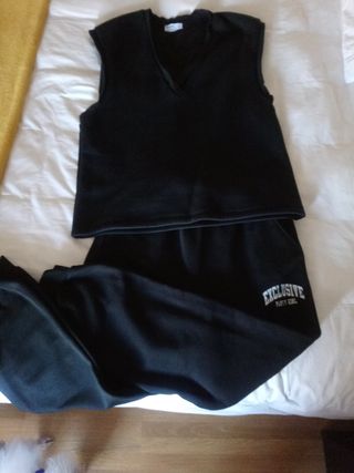 Chándal negro de bershka de segunda mano por 10 EUR en Sevilla en WALLAPOP