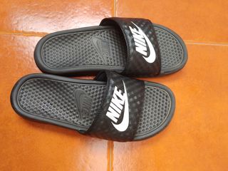 CHANCLAS NIKE TALLA 39 de segunda mano por 8 EUR en Pontedeume en WALLAPOP
