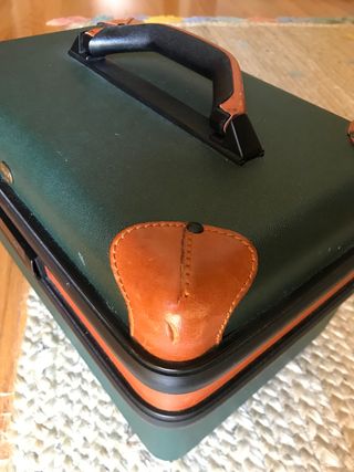 Neceser de viaje duro de segunda mano por 15 EUR en Madrid en WALLAPOP