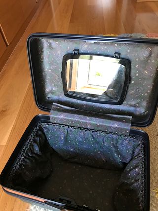 Neceser de viaje duro de segunda mano por 15 EUR en Madrid en WALLAPOP
