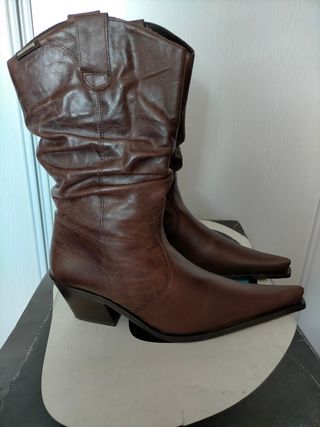 Botas largas de mujer color marrón número 40 de segunda mano por 40 EUR en  Fuenlabrada en WALLAPOP