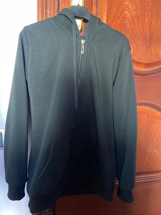 Sudadera negra con gorro de segunda mano por 15 EUR en Olivares en WALLAPOP