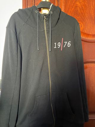 Sudadera negra con gorro de segunda mano por 15 EUR en Olivares en WALLAPOP