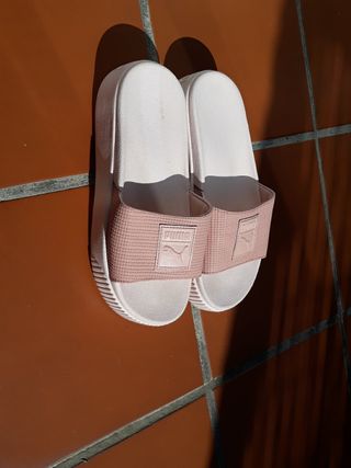 Vendo chanclas plataforma Puma!!! de segunda mano por 20 EUR en Fuengirola  en WALLAPOP