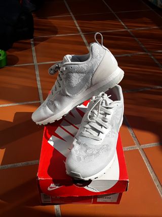 Vendo zapatillas Nike MD Runner casual de segunda mano por 25 EUR en  Fuengirola en WALLAPOP