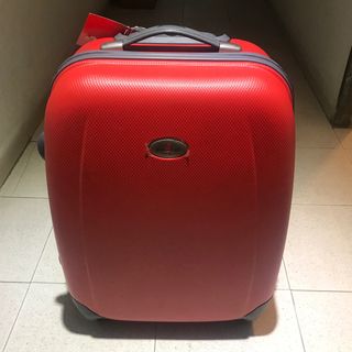 Maleta pequeña , ver medidas en descripcion de segunda mano por 15 EUR en  Coslada en WALLAPOP