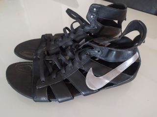 Sandalias romanas negras nike cuero de segunda mano por 30 EUR en Bilbao en  WALLAPOP