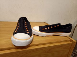 Zapatillas estilo converse de segunda mano por 10 EUR en Cardedeu en  WALLAPOP