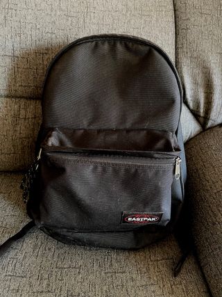 Mochila Eastpak Negra Universidad Instituto de segunda mano por 40 EUR en  Almería en WALLAPOP