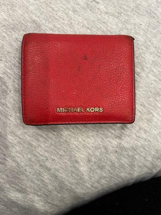 Cartera\\/ monedero Michael Kors roja de segunda mano por 5 EUR en Madrid en  WALLAPOP