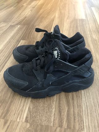 Nike huarache talla 38 negras\\/Lepoardo de segunda mano por 46 EUR en  Barcelona en WALLAPOP