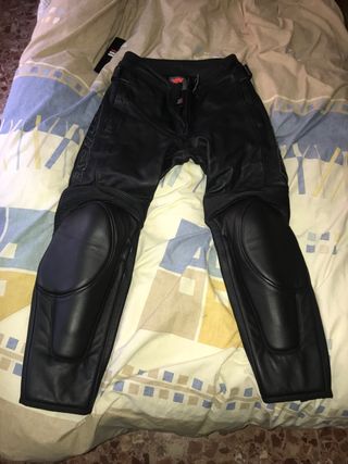 Dainese cuero pantalón de segunda mano por 120 EUR en Almería en WALLAPOP