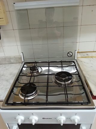 Rebajado! cocina gas butano 3 fuegos + horno de segunda mano por 135 EUR en  El Campello en WALLAPOP
