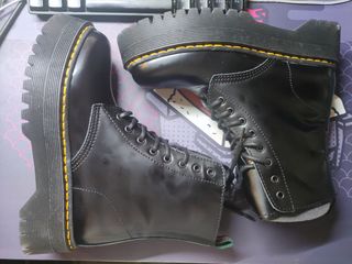 Botines mujer (estilo Dr Martens) 38 NUEVOS de segunda mano por 65 EUR en  Alcalá de Henares en WALLAPOP