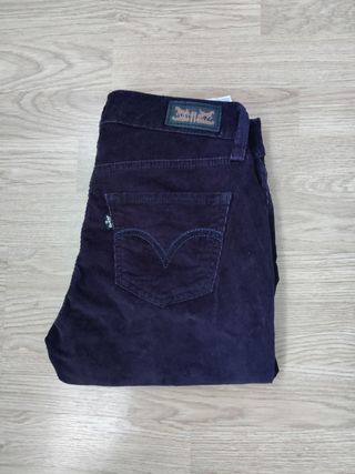 Pantalón pana Levi\\'s chica\\/mujer de segunda mano por 10 EUR en Madrid en  WALLAPOP