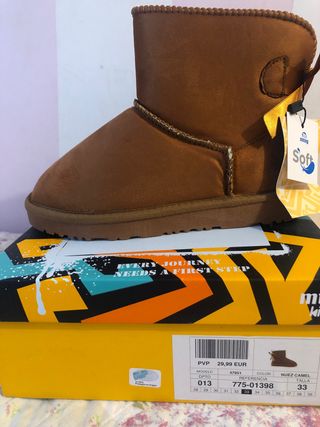Botas Mustang tipo Ugg talla 33 a estrenar de segunda mano por 15 EUR en  Santander en WALLAPOP