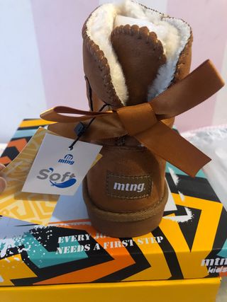 Botas Mustang tipo Ugg talla 33 a estrenar de segunda mano por 15 EUR en  Santander en WALLAPOP