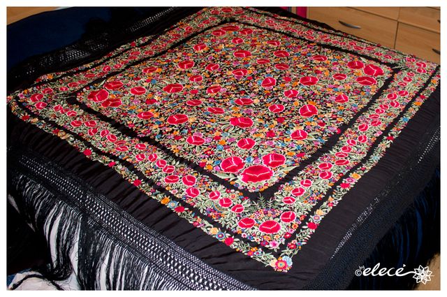 Gran Mantón de Manila antiguo bordado a mano