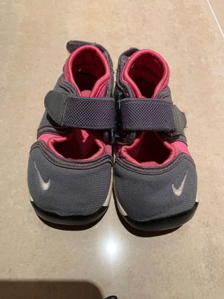 Zapatilla verano Nike niña 21 rosa gris de segunda mano por 5 EUR en Parla  en WALLAPOP